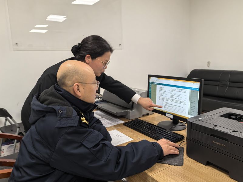 机场海关签发关区首份新版航空器卫生检疫证书